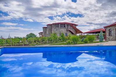 Outdoor pool, Chateau Tetri Bairagebi - White Flags Hotel